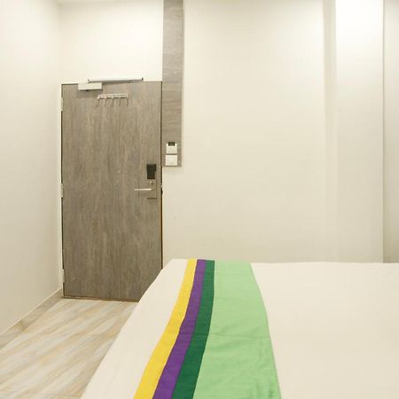Treebo Urban, 1 Km From Railway Station Hotell Surat Exteriör bild