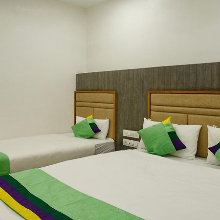 Treebo Urban, 1 Km From Railway Station Hotell Surat Exteriör bild