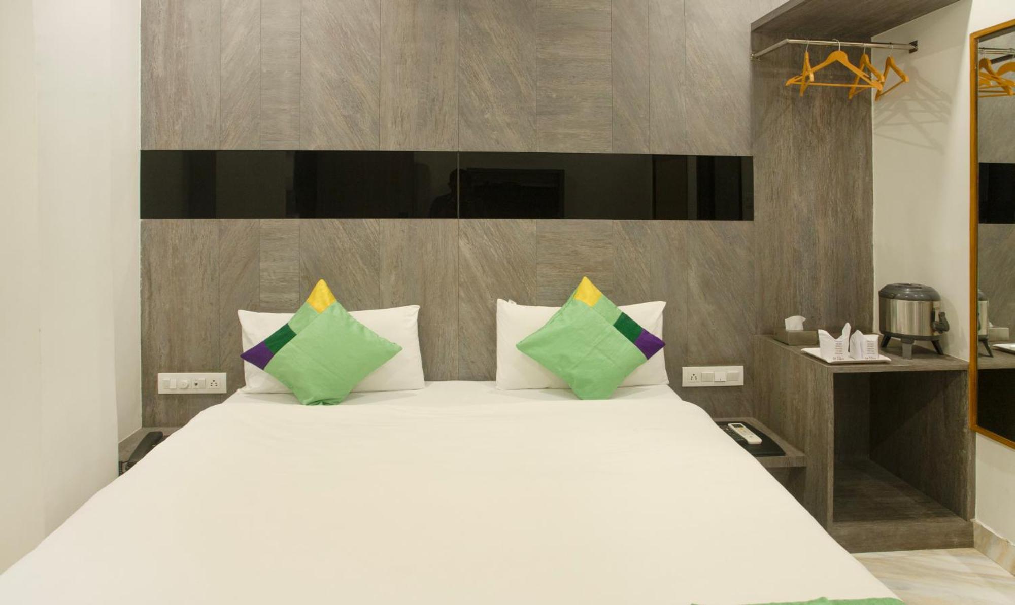 Treebo Urban, 1 Km From Railway Station Hotell Surat Exteriör bild