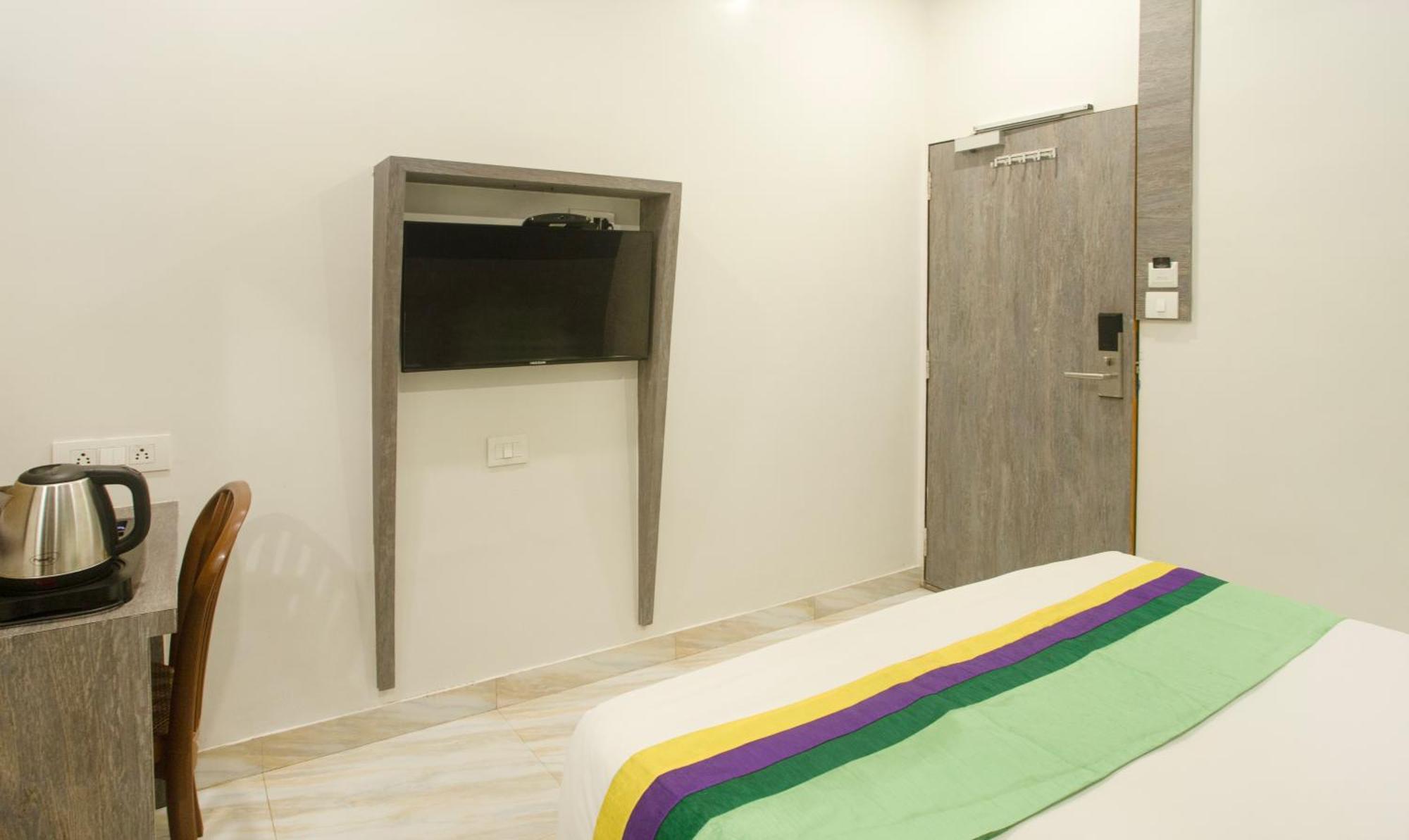 Treebo Urban, 1 Km From Railway Station Hotell Surat Exteriör bild