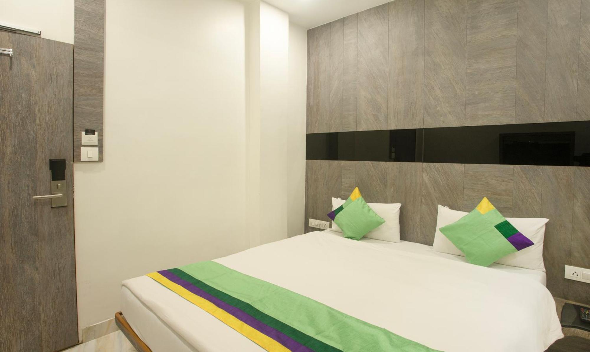 Treebo Urban, 1 Km From Railway Station Hotell Surat Exteriör bild