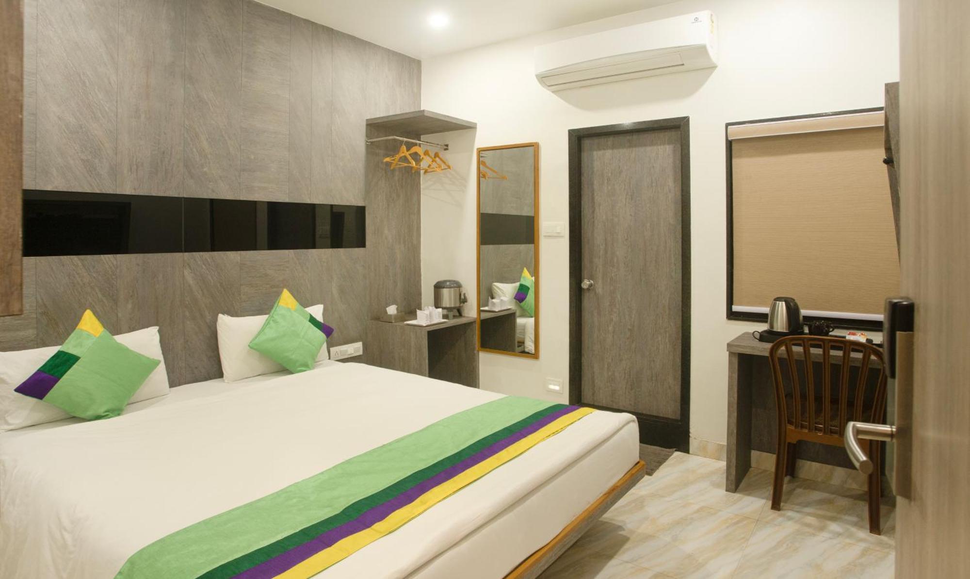 Treebo Urban, 1 Km From Railway Station Hotell Surat Exteriör bild