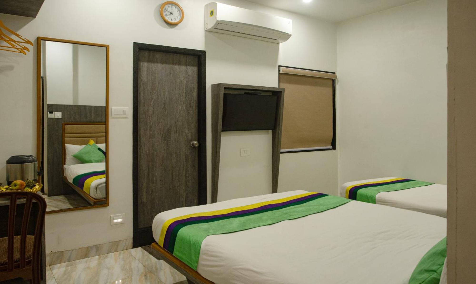 Treebo Urban, 1 Km From Railway Station Hotell Surat Exteriör bild