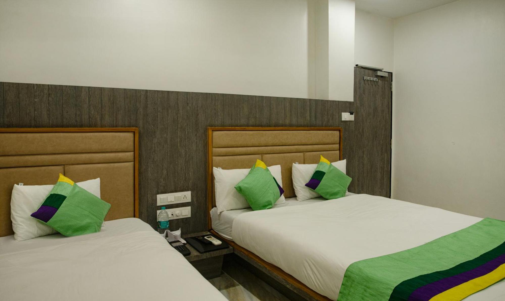Treebo Urban, 1 Km From Railway Station Hotell Surat Exteriör bild
