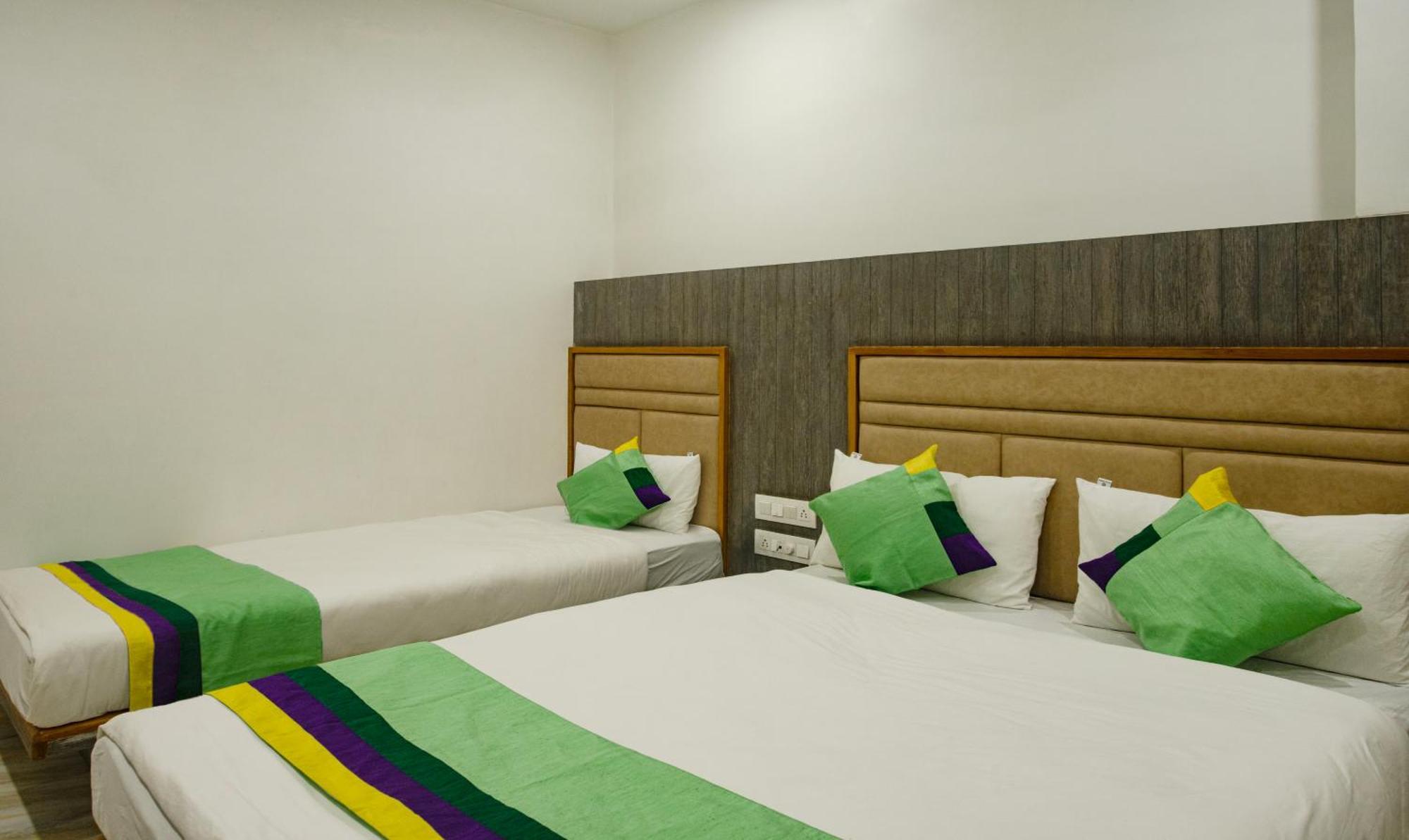 Treebo Urban, 1 Km From Railway Station Hotell Surat Exteriör bild