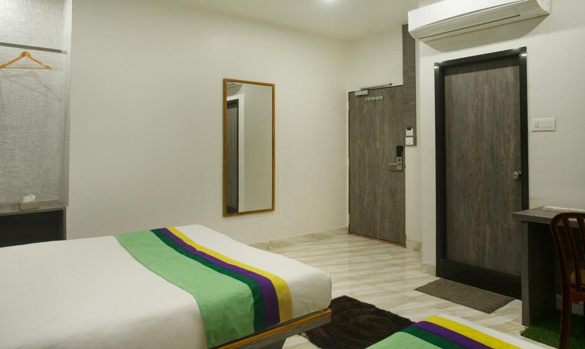 Treebo Urban, 1 Km From Railway Station Hotell Surat Exteriör bild