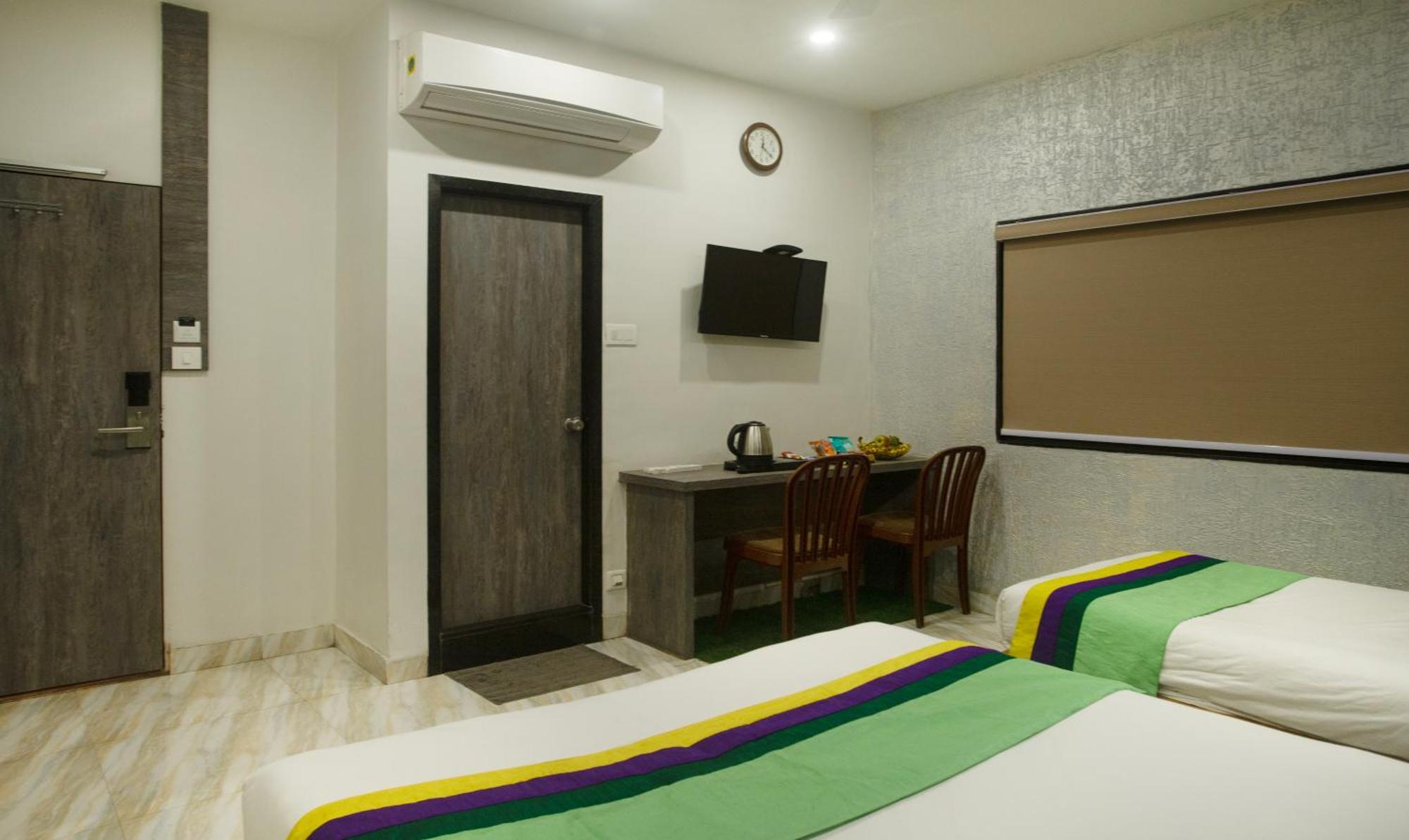 Treebo Urban, 1 Km From Railway Station Hotell Surat Exteriör bild
