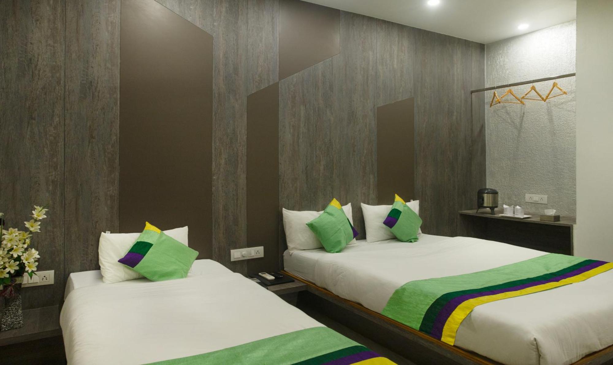 Treebo Urban, 1 Km From Railway Station Hotell Surat Exteriör bild