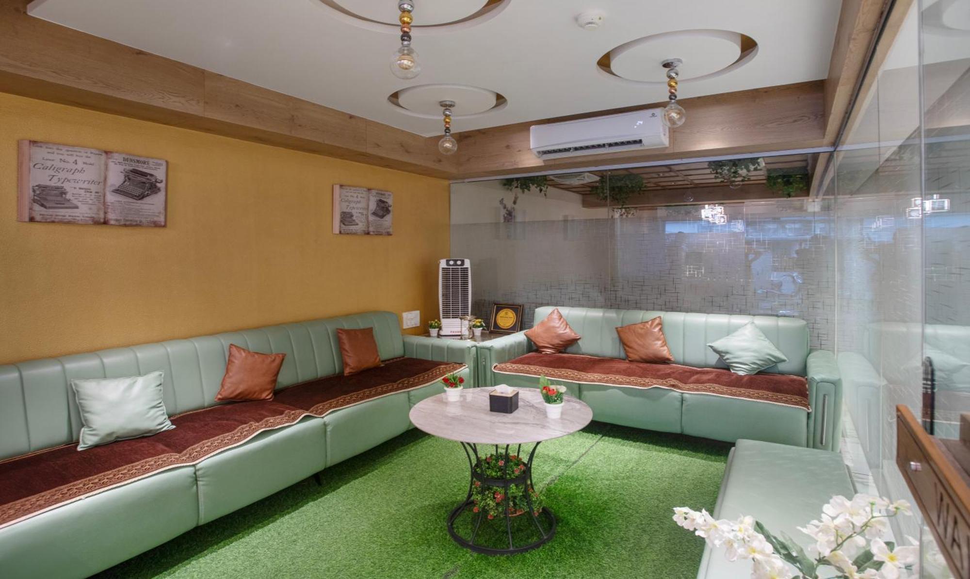 Treebo Urban, 1 Km From Railway Station Hotell Surat Exteriör bild