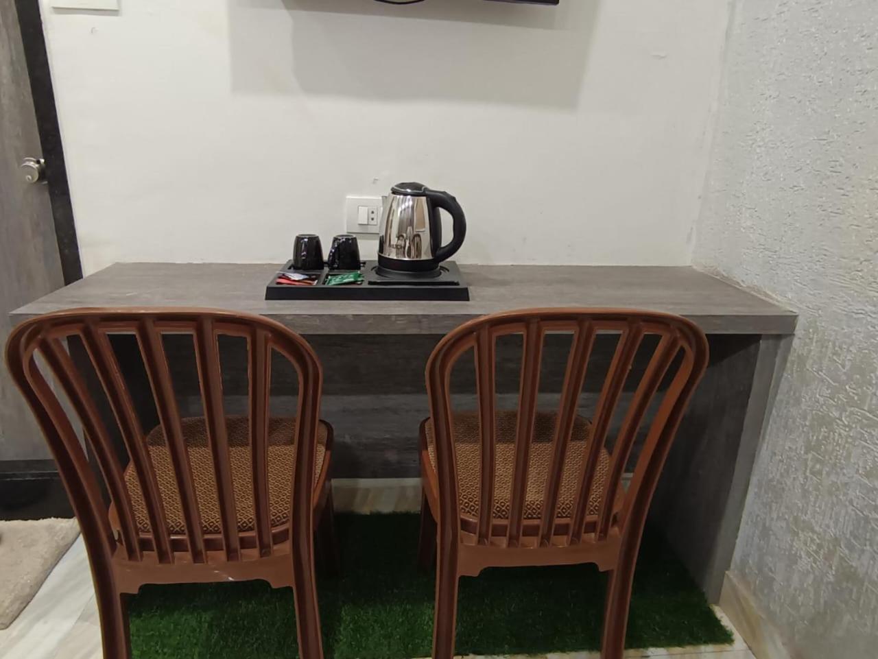 Treebo Urban, 1 Km From Railway Station Hotell Surat Exteriör bild